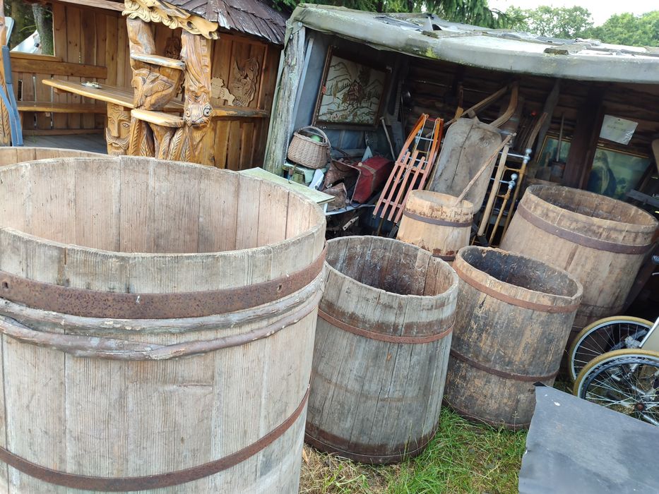 Drewniane duże beczki do ogrodu