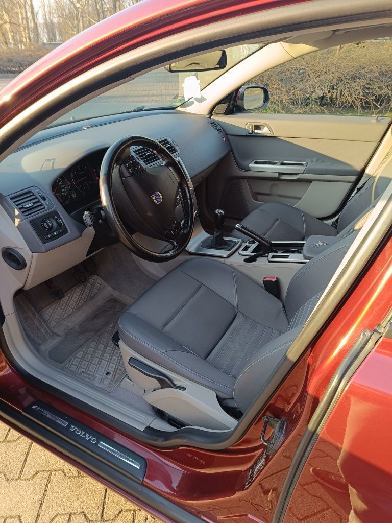 Volvo v50 2.0 2009, stan b. dobry, 320tys.