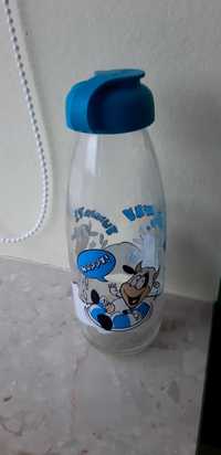 Szklana butelka na mleko lub inne napoje.