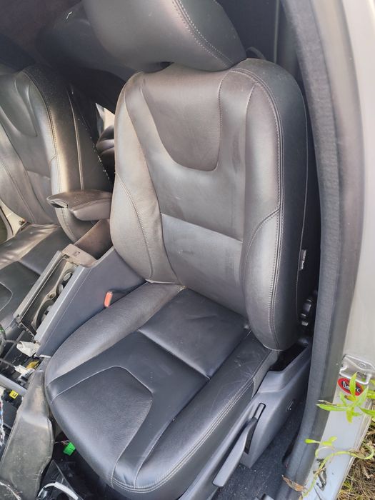 Fotele Volvo XC60 polift poszycia stan bdb kpl