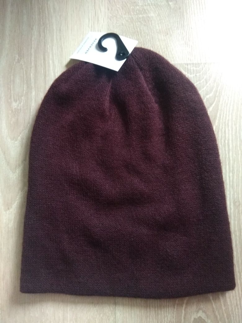 Reserved bordowa czapka