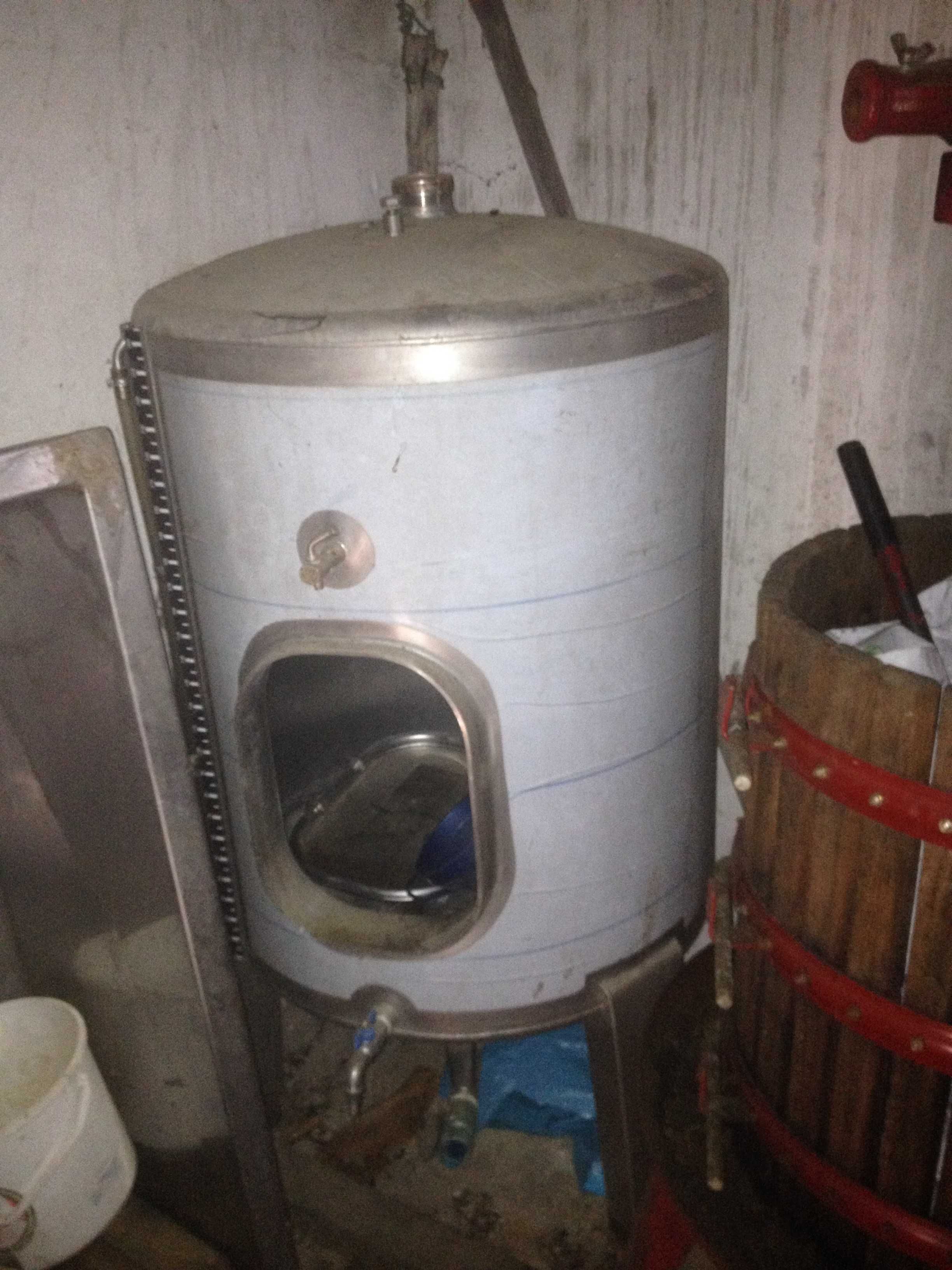 Cubas e deposito para vinho. Vendo 250 €. Estado praticamente novo.