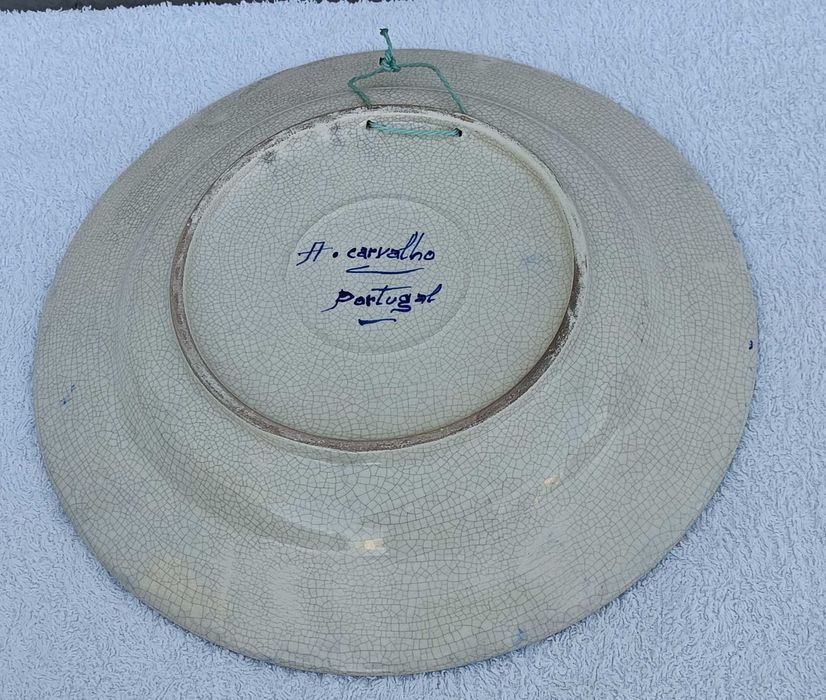 Prato faiança pintado a mão em azul decorativo