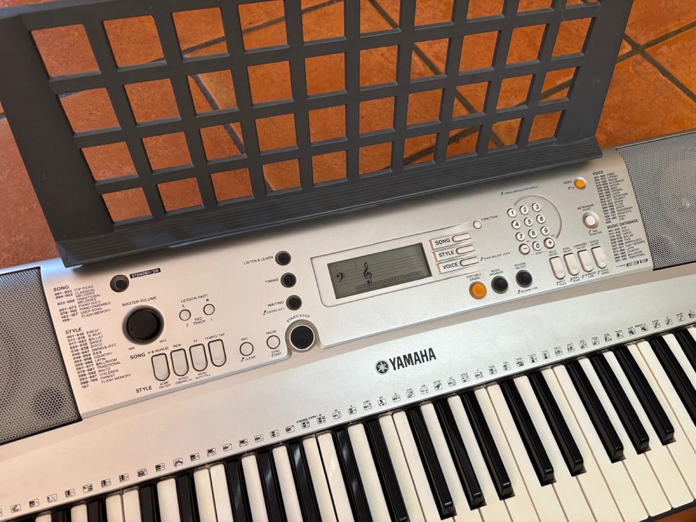 Teclado elétrico Yamaha, Portatone, PSR-E313, YPT-310
