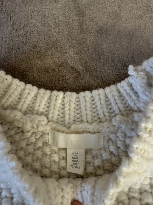 Жіноча вʼязана жилетка