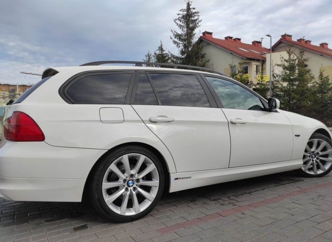 BMW 318d, 143km, 2010 rok, pollift