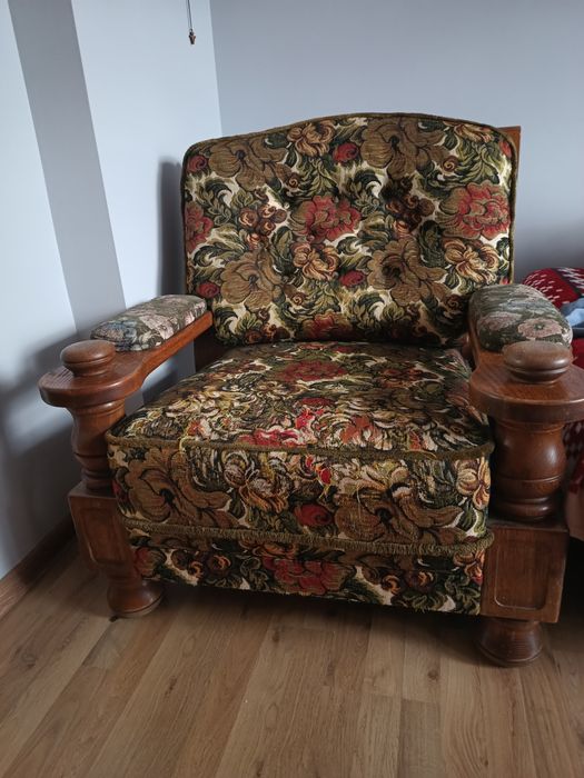 Fotel w starym stylu z mocnego drewna. Bardzo wygodny.