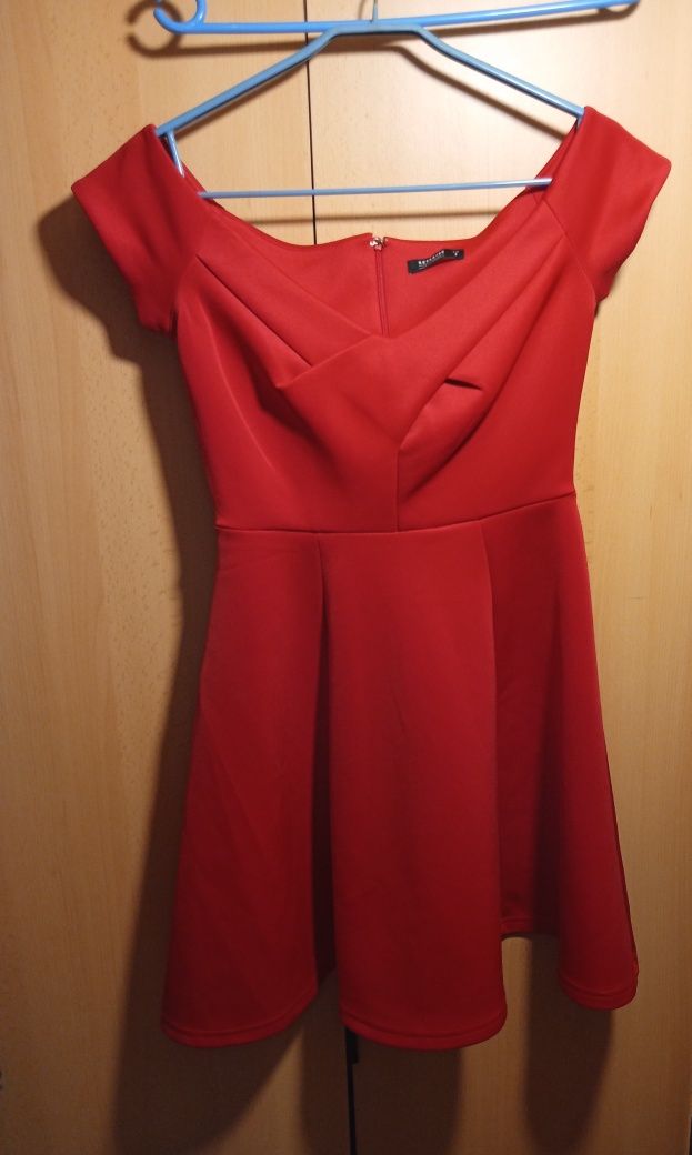Czerwona sukienka koktajlowa Reserved S mini rozkloszowana