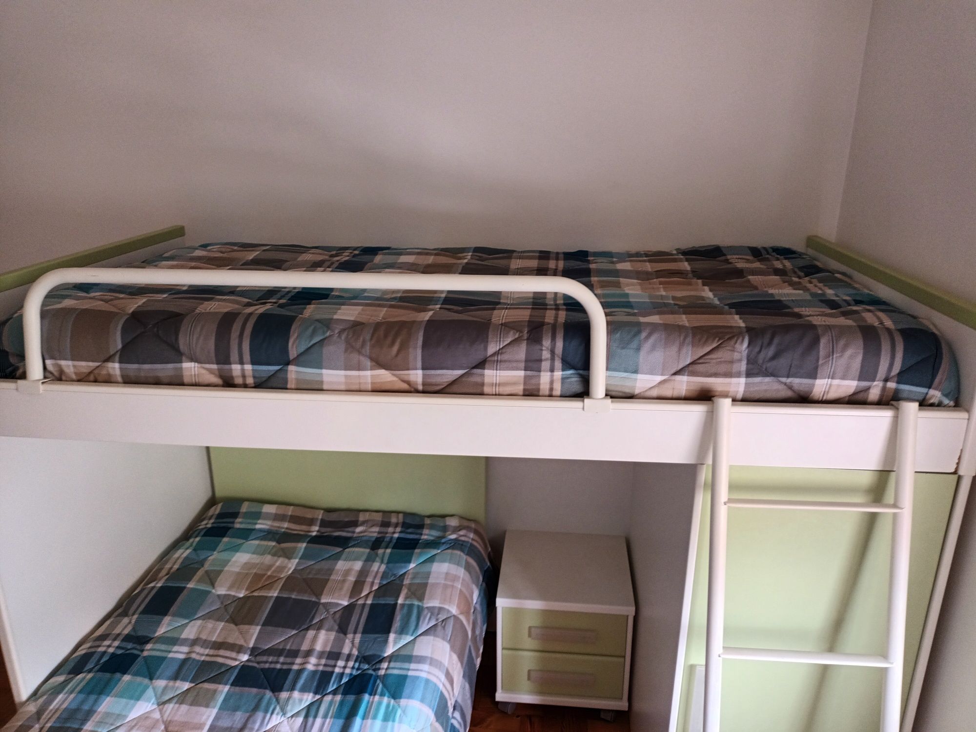 Quarto de criança com 2 camas