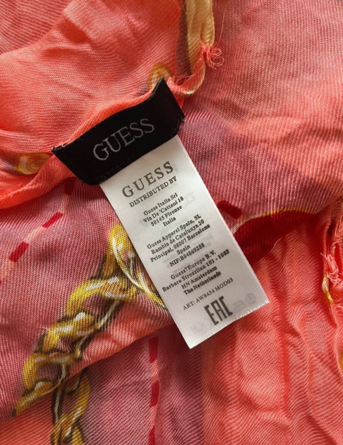 Lenço Guess grande 
tons rosa, vermelho e dourado