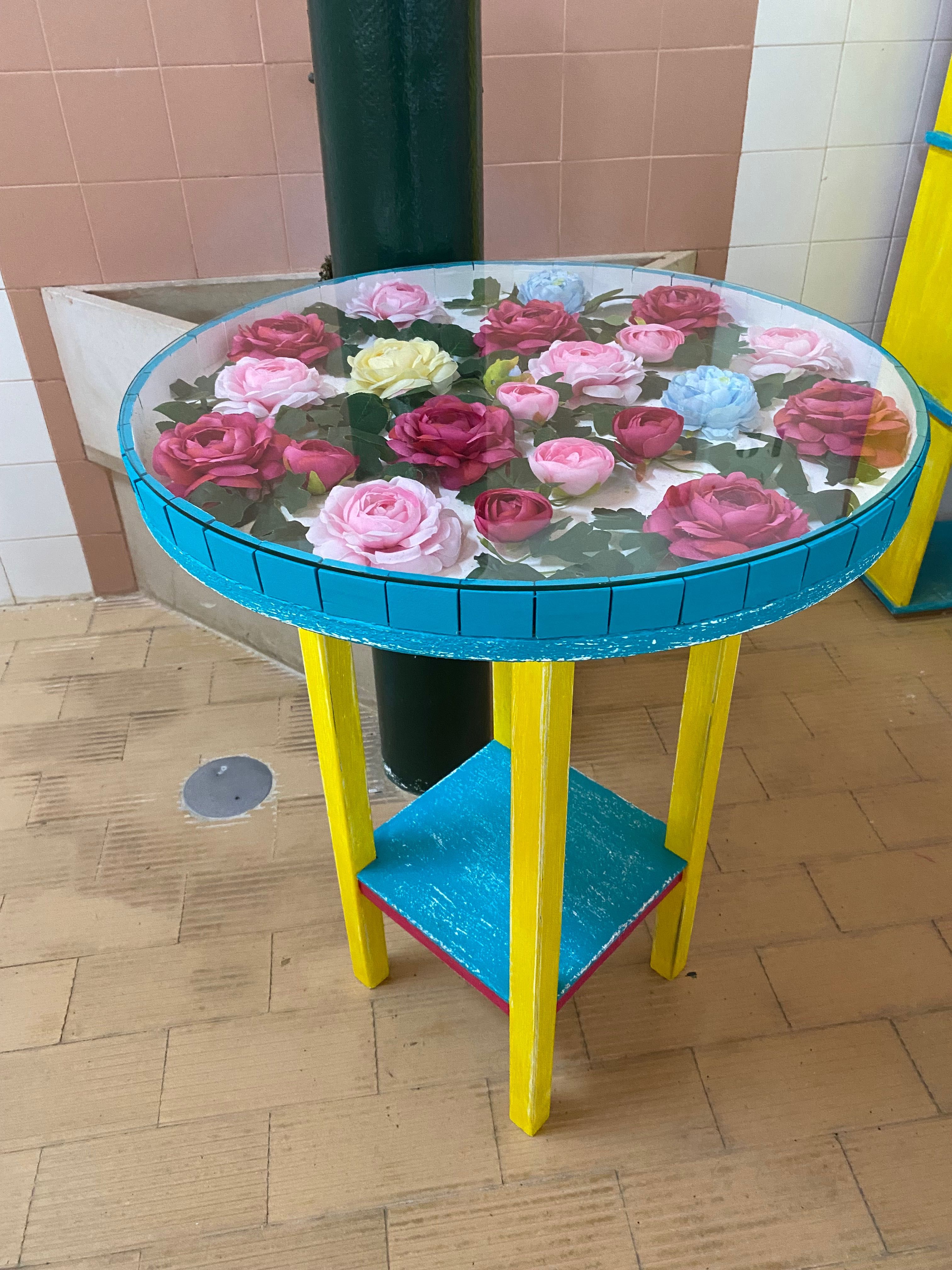 Mesa tipo Camila com flores