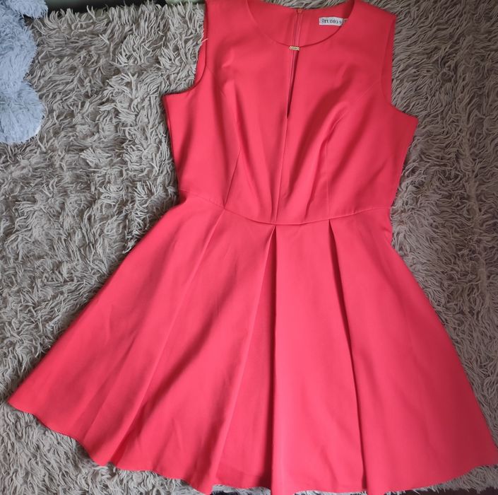 Czerwona Sukienka Rozkloszowana