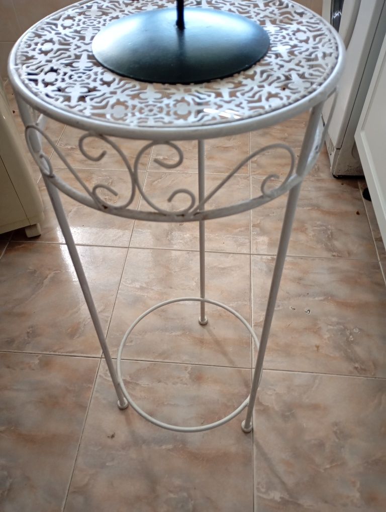 Mesinha em ferro com porta velas