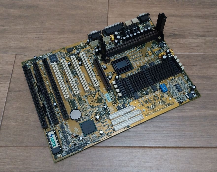 Motherboard retro Soltek SL-66A para Slot 1