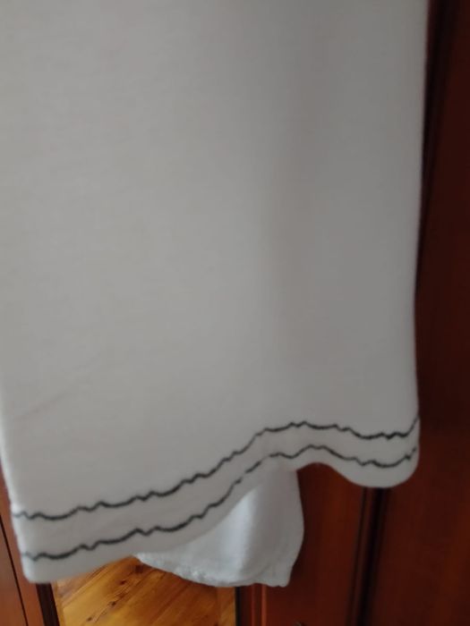 Biała koszula ze stójką i czarnym, ozdobnym ściegiem roz 46