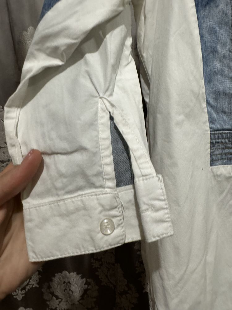 Біла сорочка з джинсовими вставками