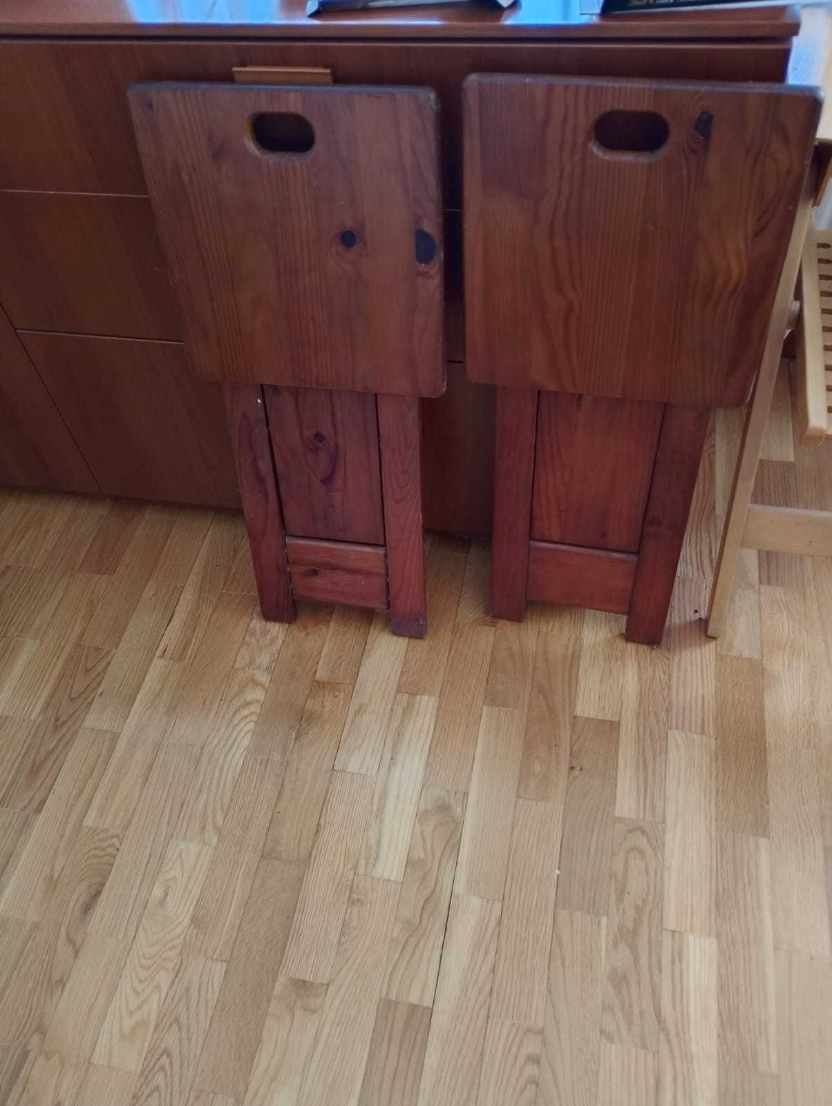 Mesa de apoio Saint Clair e 3 bancos correspondentes