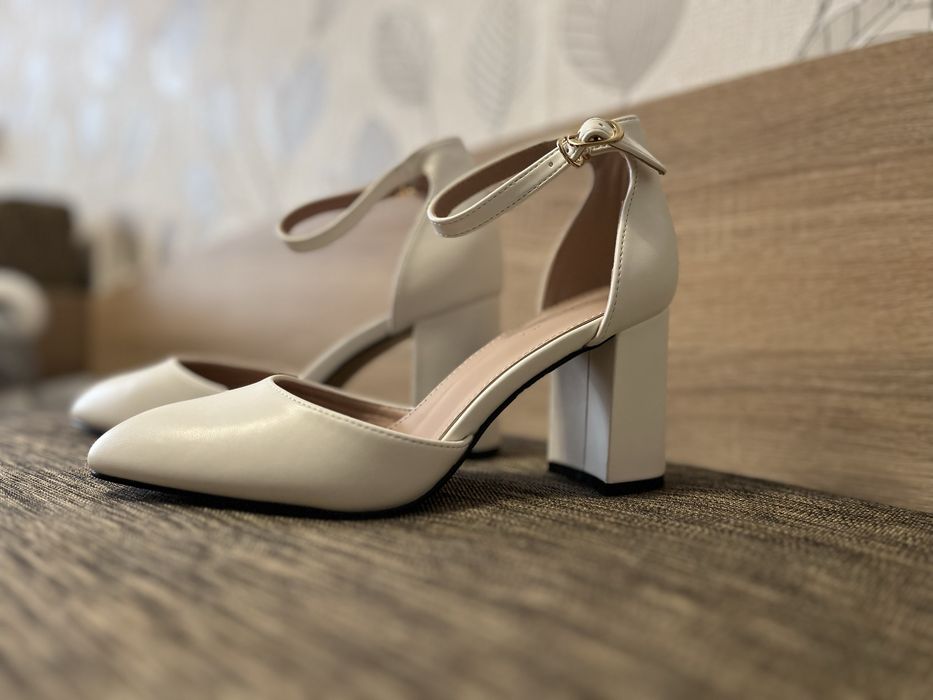 Продам туфли белые