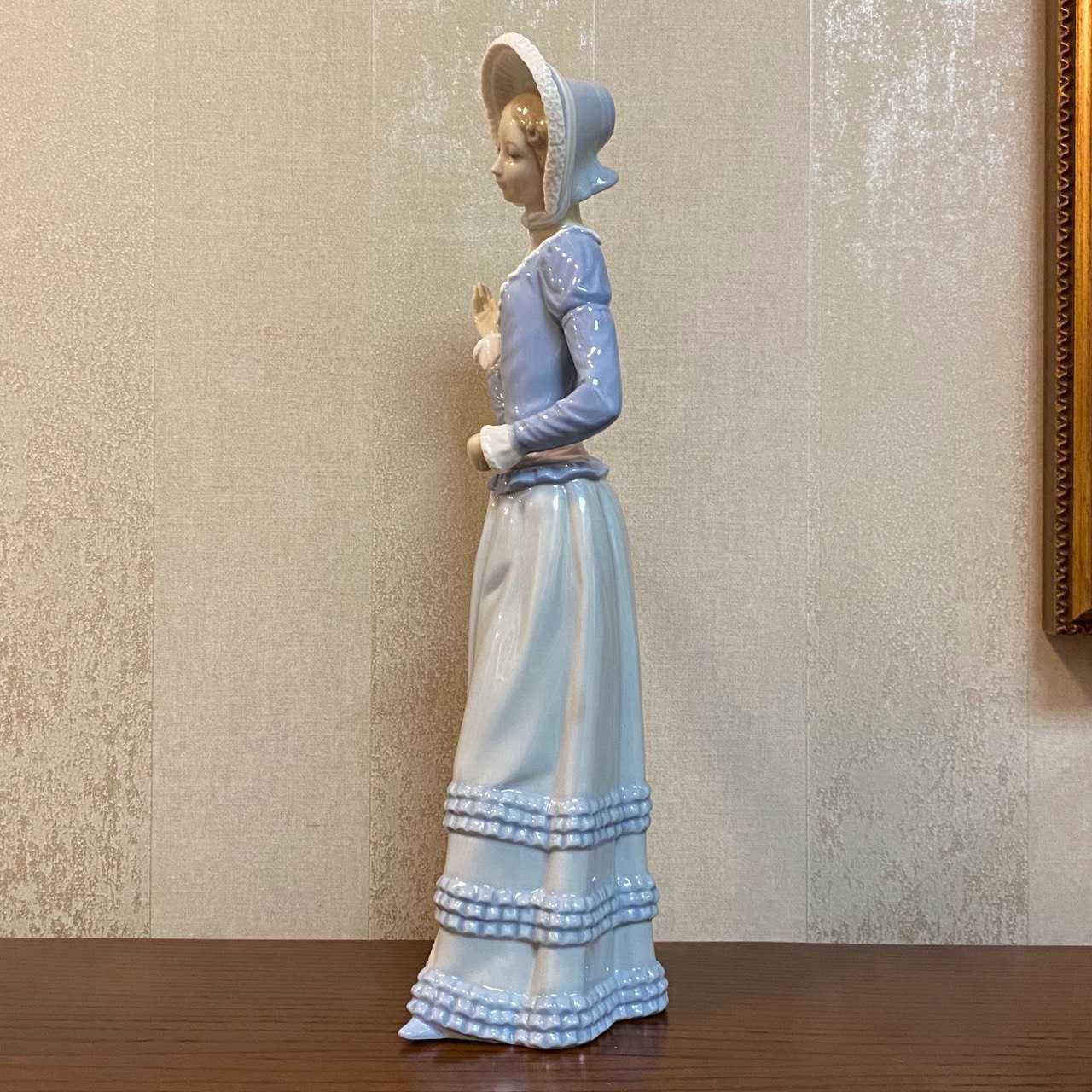 Фарфоровая статуэтка Lladro «Молодая леди». Читайте описание.