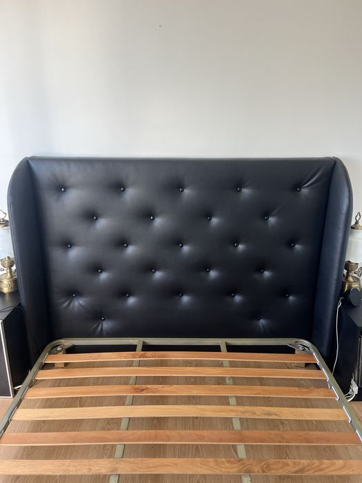 Cabeceira em Capitone + Estrado com patas + duas Mesas de cabeceira
