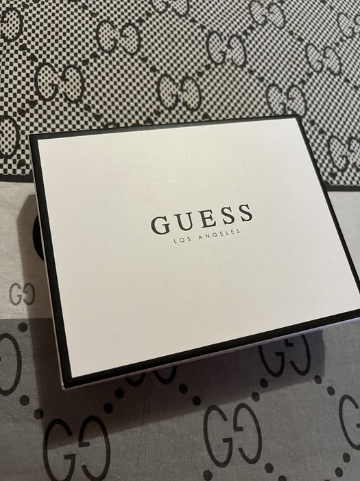 Фірмова коробка та пильник Guess