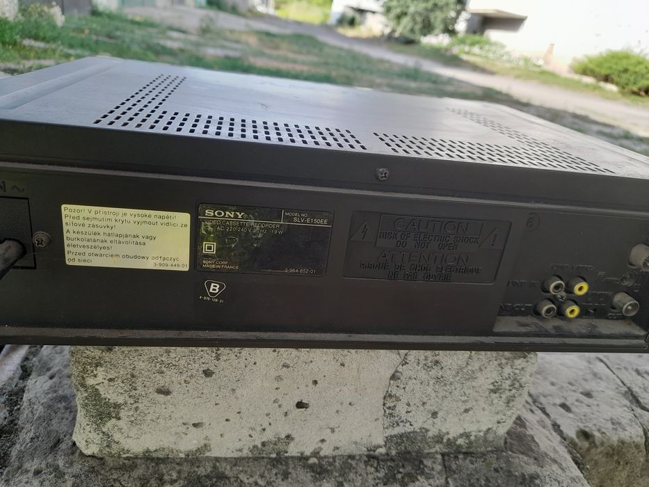 Відеомагнітофон SONI