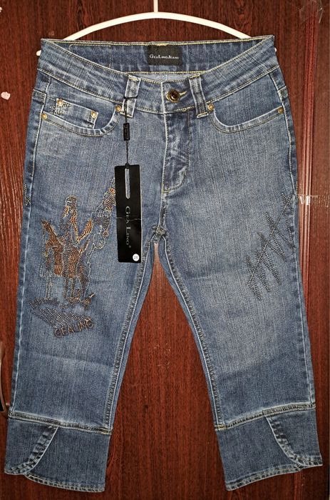 Джинсовые бриджи с вышивкой