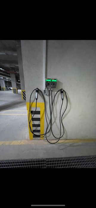 Паркінг з зарядкою для електромобіля | Малоголосківська | 4000 грн