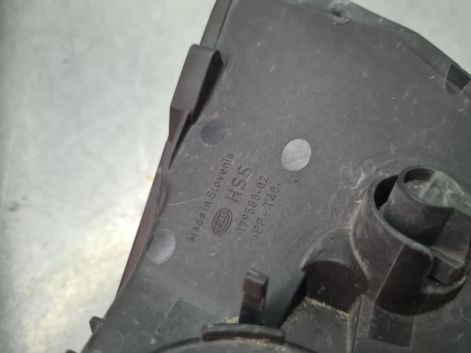 Farol nevoeiro frente direito SEAT Leon SC (5F5)