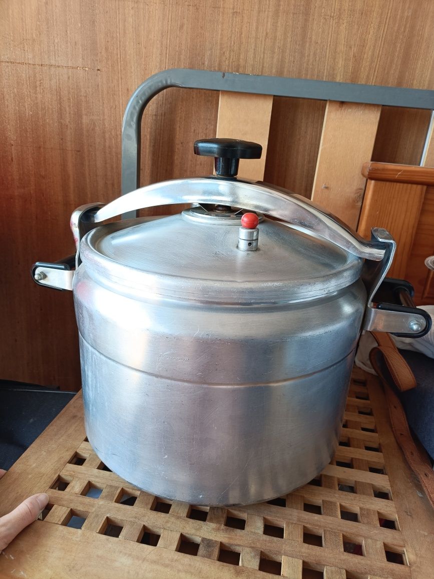 Panela pressão 15L (muito grande)