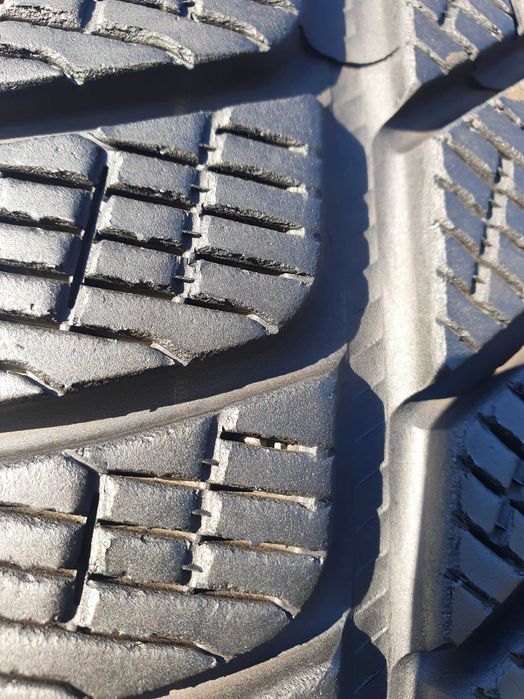 A21# Opony uzywane zimowe 235/55/19" Pirelli