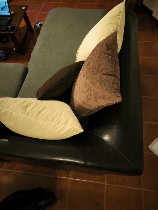 Sofá - cama com almofadas