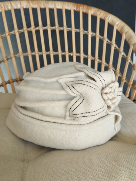 Nakrycie głowy z dekoracyjnym kwiatem, 100% wełna, kremowy Something&S