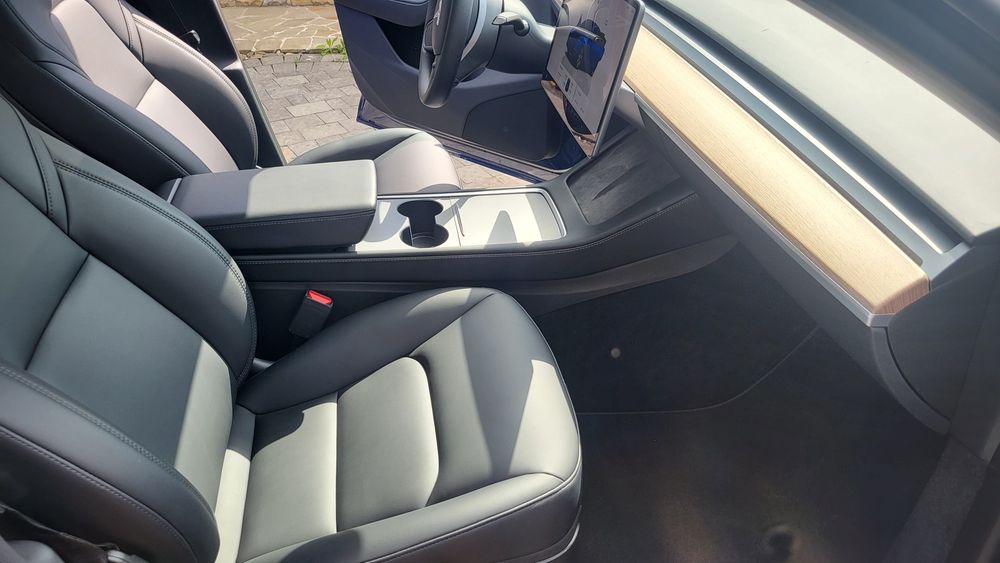 Чорний салон від Tesla Model Y 2023 обмін