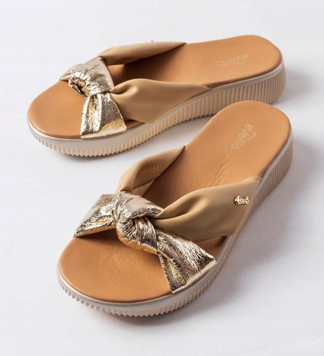 Śliczne beżowo - złote klapki.