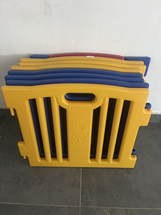 Parque infantil com porta