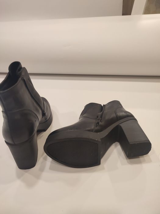 Продам ботильоны, ботиночки женские , кожаные, цеховые .