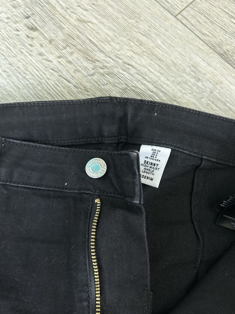 Czarne jeansy rurki skinny