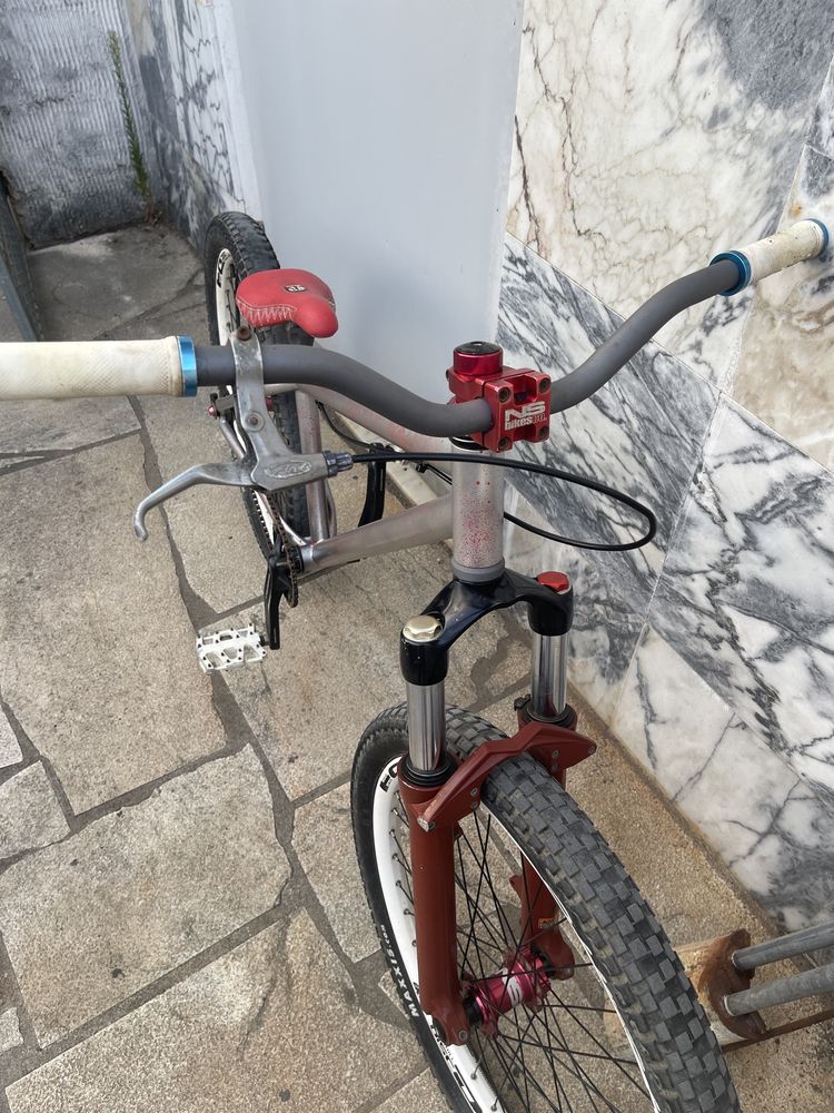 Bicicleta dirt jump