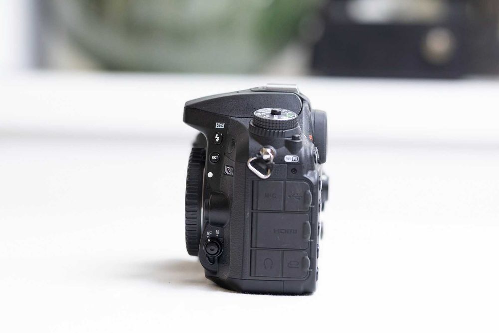 Lustrzanka Nikon d7200 MAŁY PRZEBIEG + karta pamięci 64GB + 4 baterie