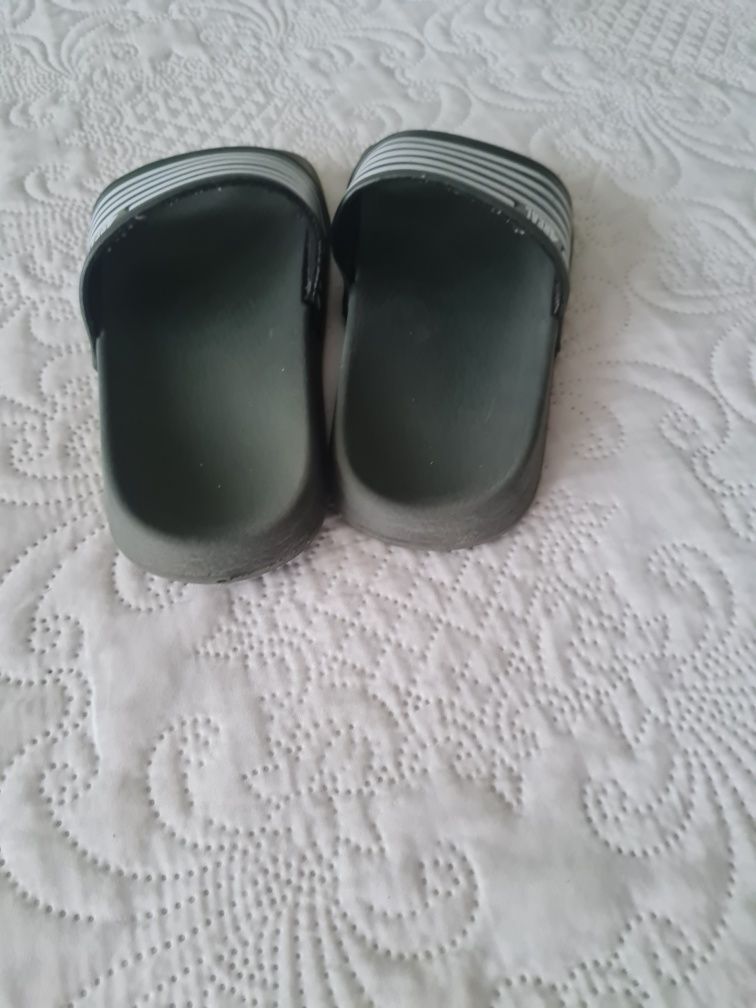 Używane klapki dziecięce.  Rozmiar 30/31. Koloru cienka zieleni/ khaki
