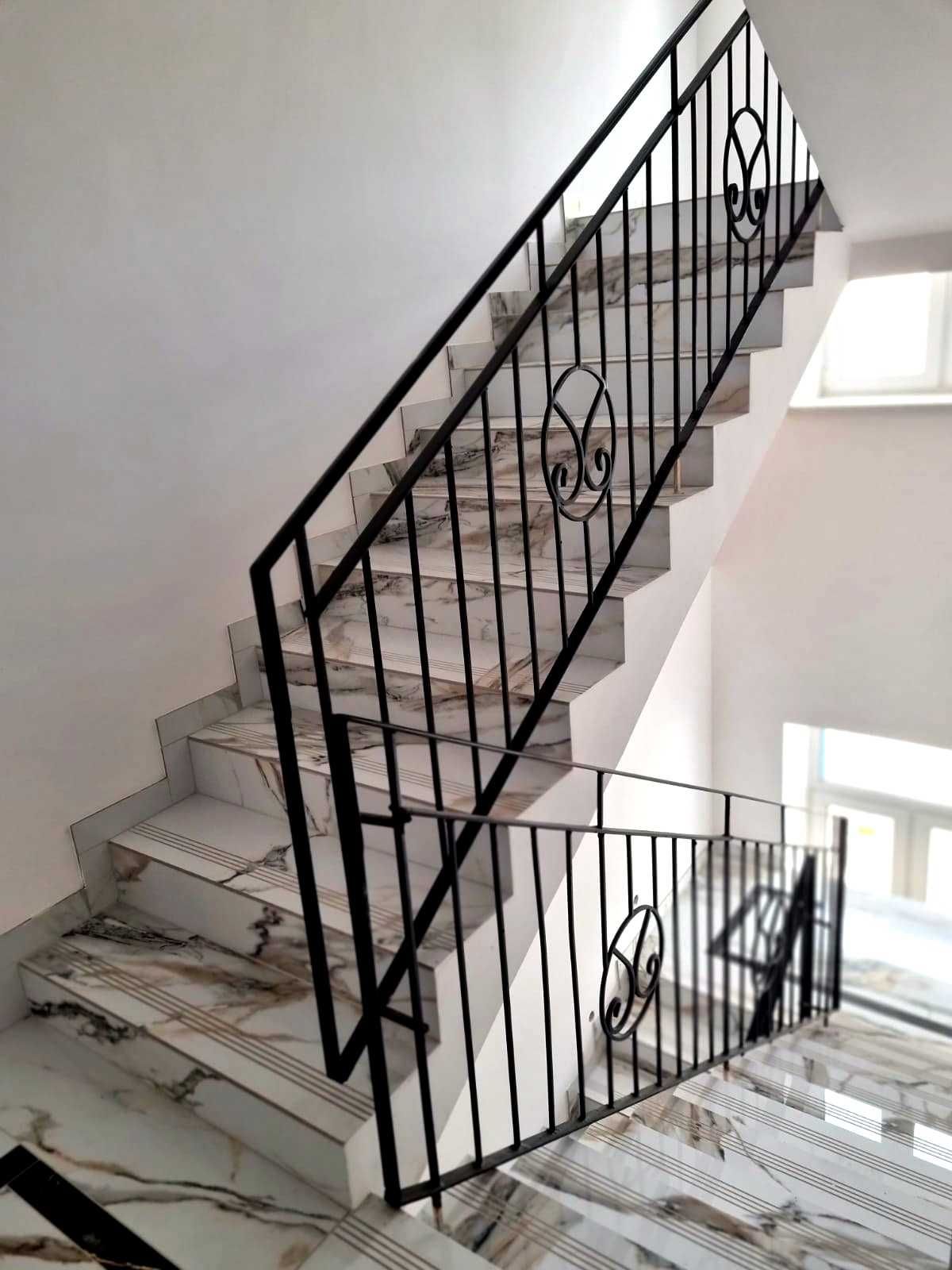 Schody z marmuru gres WYSOKI POLER 100x30 Calacatta