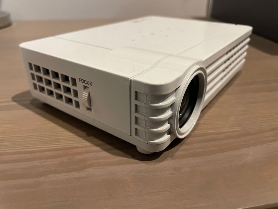 Projektor DLP 4K Wi-Fi razem z ekranem sufitowym