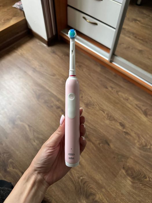 Електрична зубна щітка oral-b pro series 1 рожева
