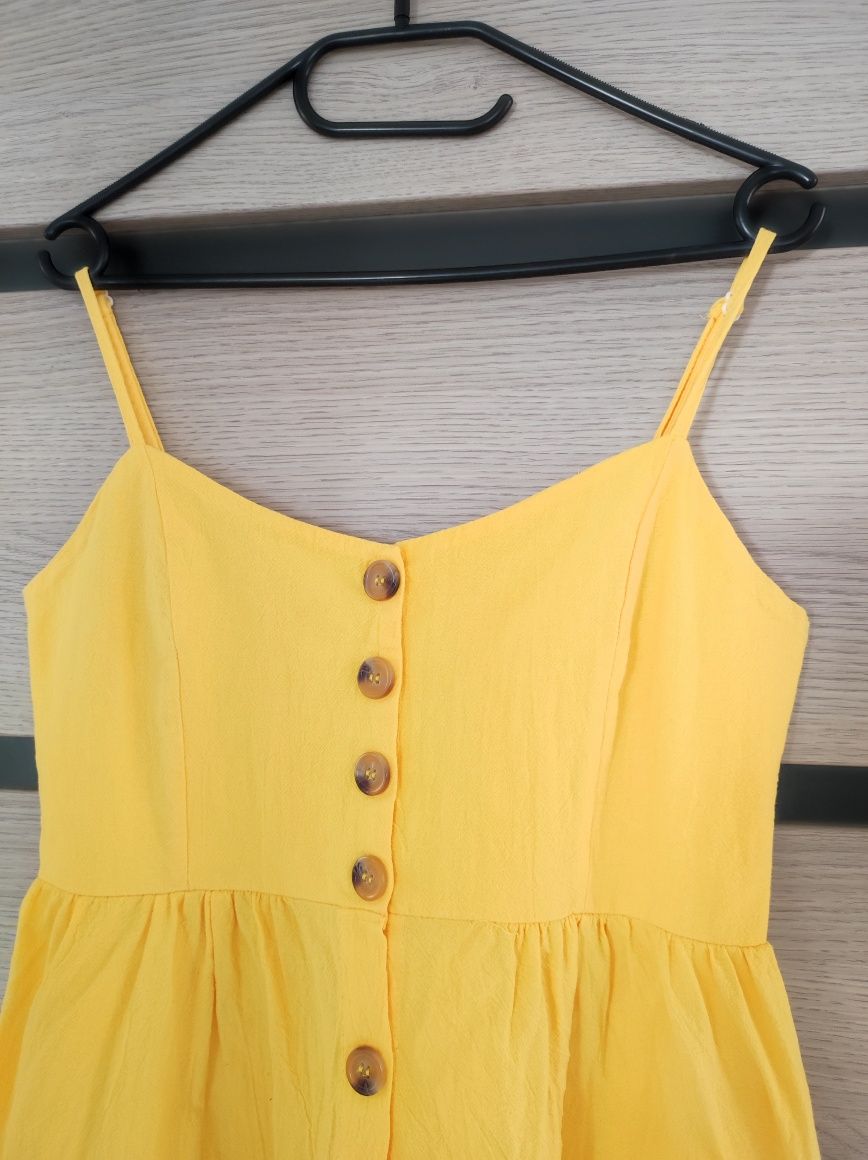 Żółta sukienka na ramiączkach midi