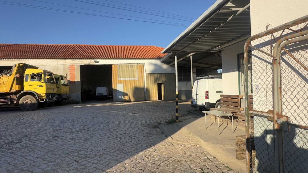 Arrenda-se oficina/ armazém