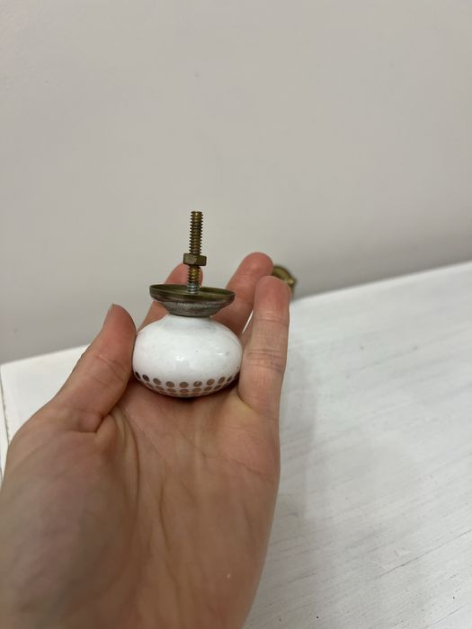 Uchwyty meblowe gałki biale ze złotym/srebrnym motywem