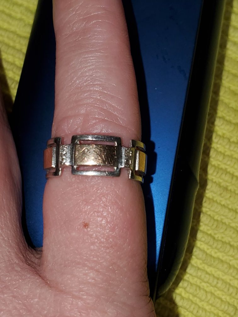 Продам красивое кольцо 16.5 размер.  Серебро с золотом