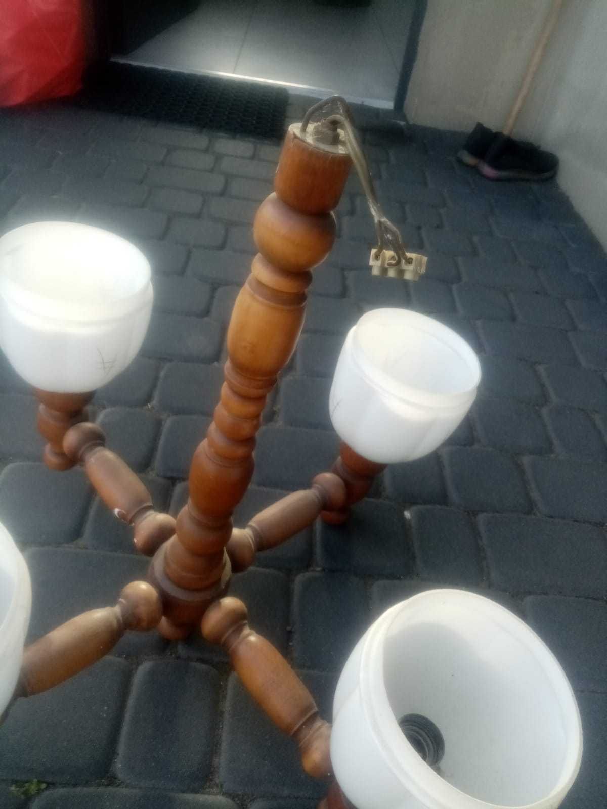 Żyrandol PRL - drewno i szkło - 4 klosze.