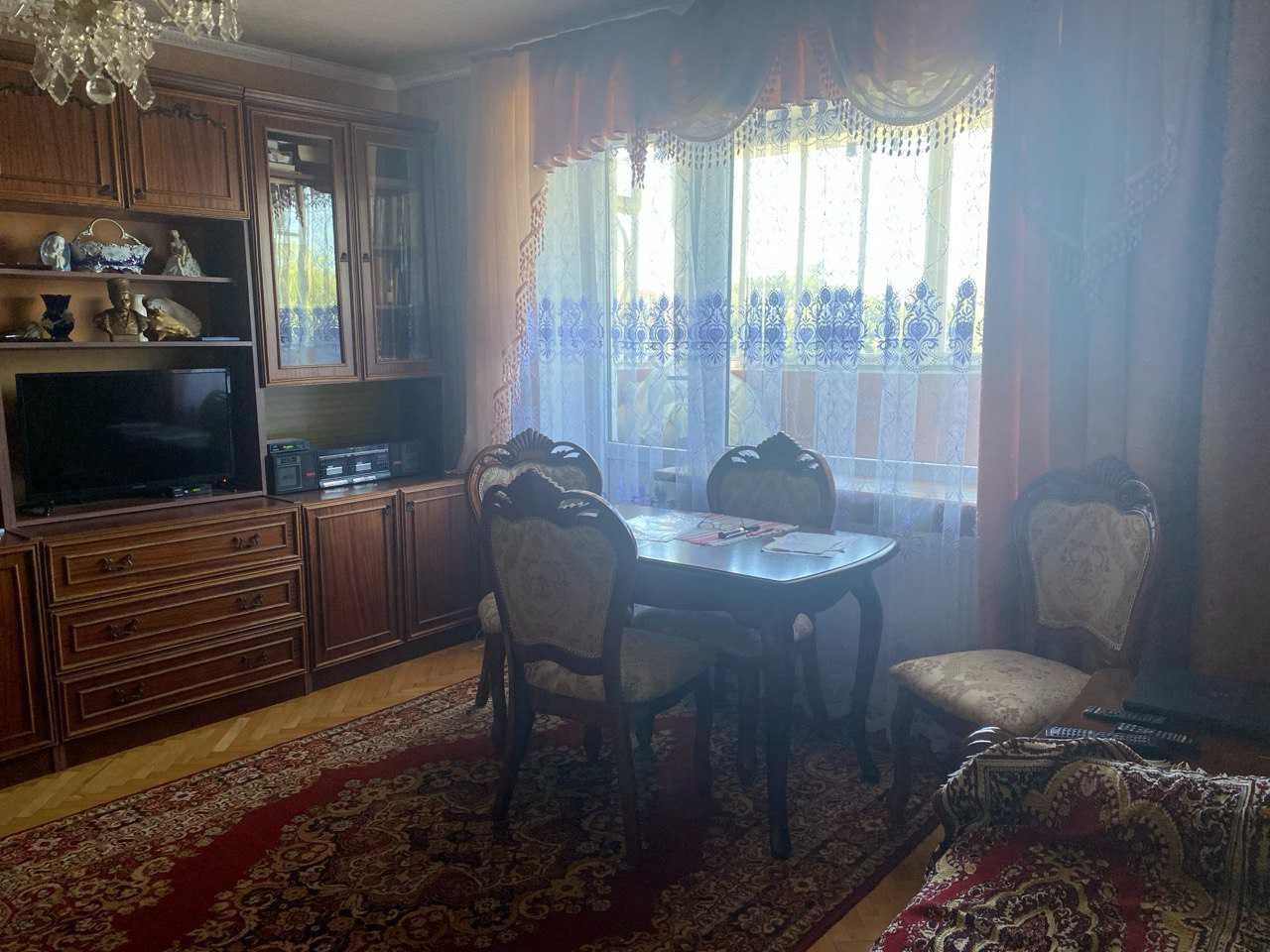 Квартира з меблями, 2 гаражі в центрі міста